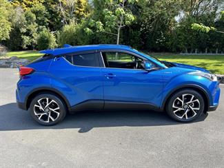 2017 Toyota C-HR - Thumbnail