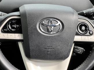 2016 Toyota Prius - Thumbnail