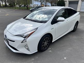 2016 Toyota Prius - Thumbnail