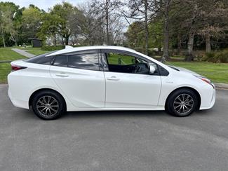 2016 Toyota Prius - Thumbnail