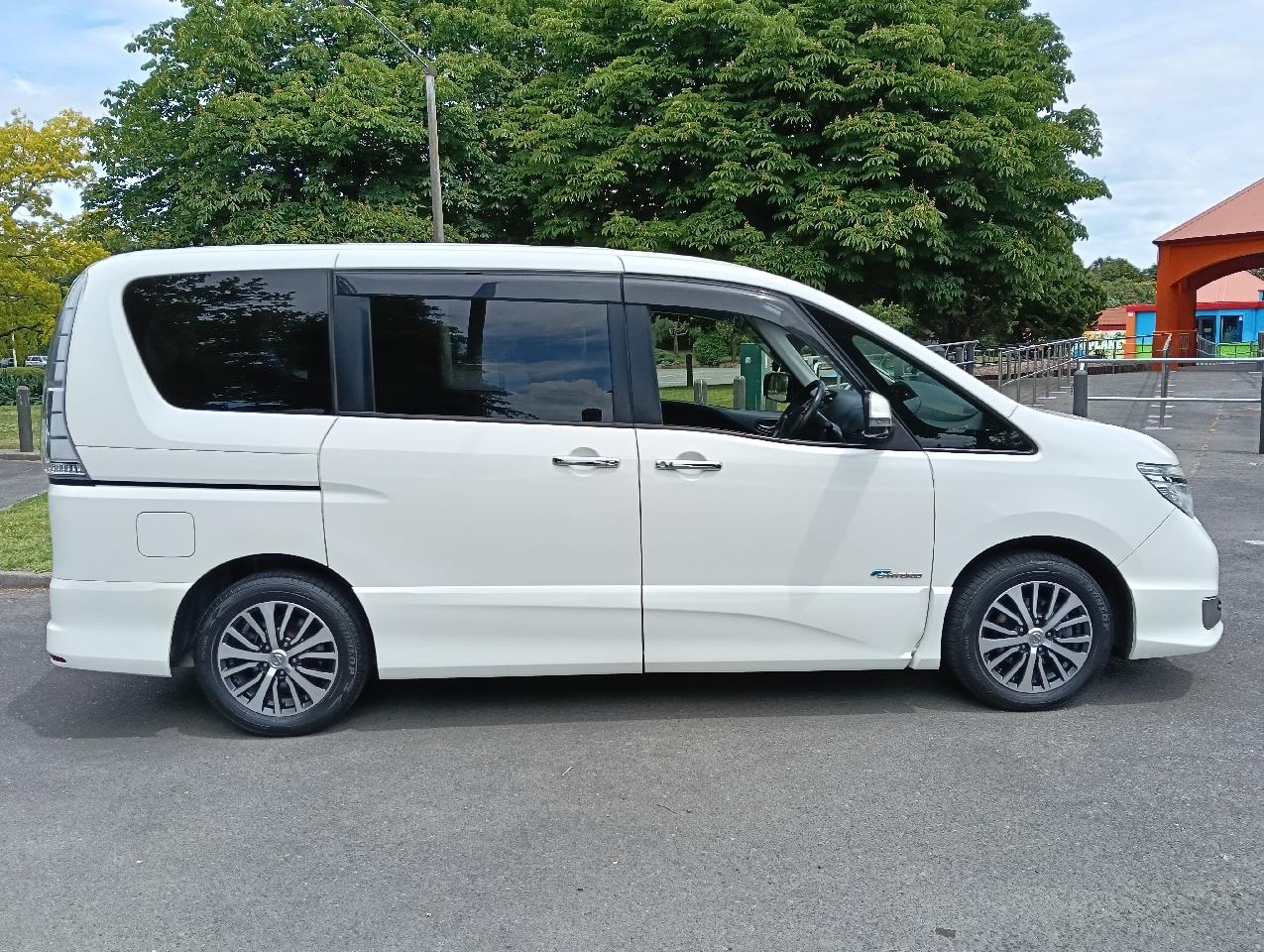 2014 Nissan SERENA